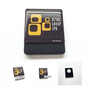 Badge plexiglass nero logo resinato e magnete